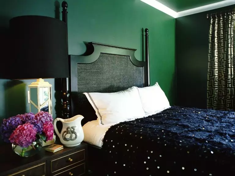 Черно спалня (80 снимки): набор и тапети в черен цвят, завеси в интериорния дизайн, комбинация с червени и златни цветове, черен опънат таван и стена 9864_23