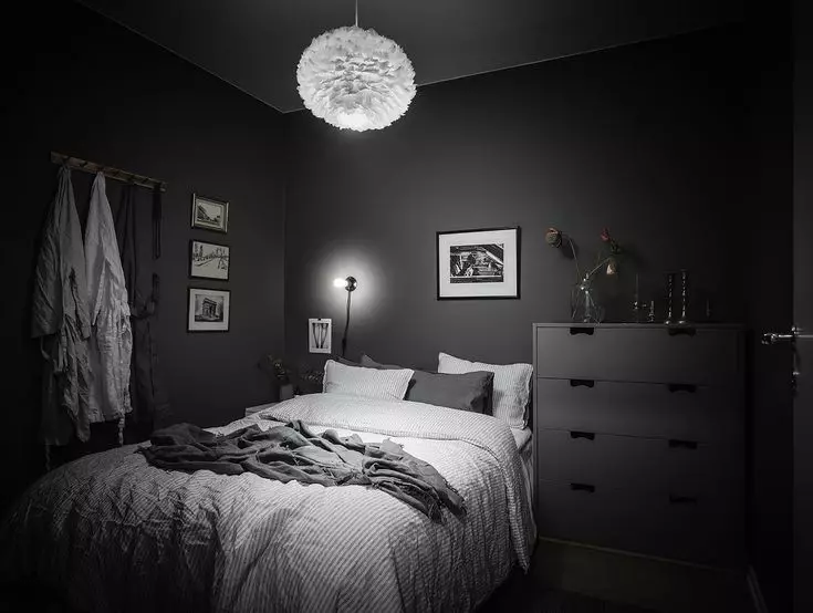 黑色卧室（80张照片）：黑色的套房和壁纸，室内设计的窗帘，与红色和金色的组合，黑色弹力天花板和墙 9864_27