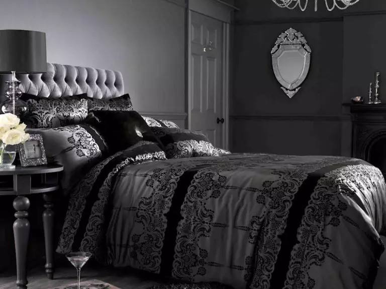 Črna spalnica (80 fotografij): Set in ozadja v črnih barvah, zavese v notranjosti, kombinacija z rdečimi in zlata barvami, črni raztegljivi strop in stena 9864_28