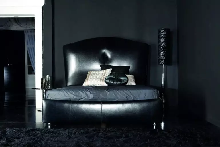 Siyah Yatak Odası (80 Fotoğraf): Siyah renklerde set ve duvar kağıtları, iç tasarımda perdeler, kırmızı ve altın renklerle kombinasyon, siyah streç tavan ve duvar 9864_30