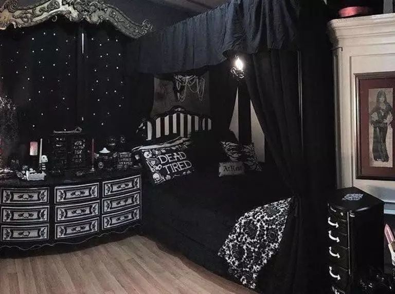 Dhoma gjumi e zezë (80 foto): Set dhe Wallpapers në ngjyra të zeza, perde në dizajn të brendshëm, kombinim me ngjyra të kuqe dhe ari, tavan të zi shtrirë dhe mur 9864_39