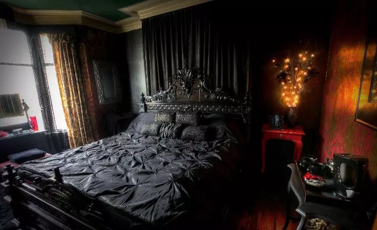 Musta makuuhuone (80 kuvaa): Set ja taustakuvat musta värejä, verhot sisätiloissa, yhdistelmä punaisilla ja kultaisilla väreillä, musta venytys katto ja seinä 9864_42