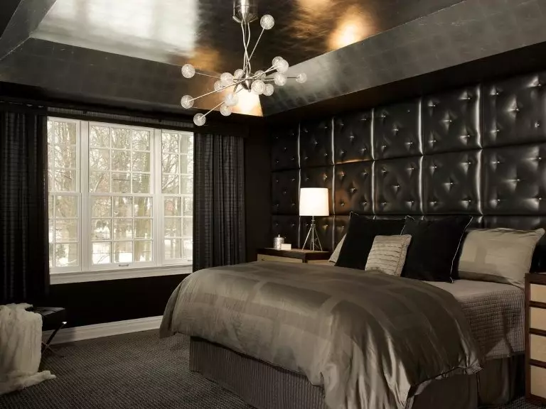 Čierna spálňa (80 fotografií): sada a tapety v čiernych farbách, záclon v interiéri, kombinácia s červenými a zlatými farbami, čiernym úsekom stropom a stenou 9864_43