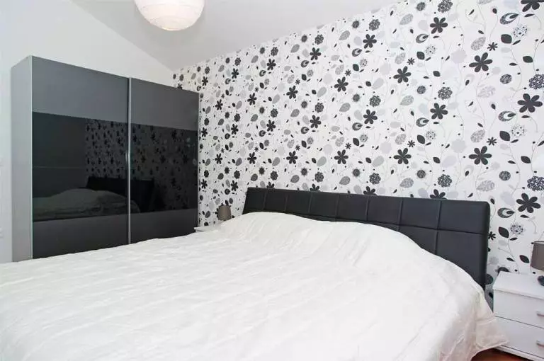 Dhoma gjumi e zezë (80 foto): Set dhe Wallpapers në ngjyra të zeza, perde në dizajn të brendshëm, kombinim me ngjyra të kuqe dhe ari, tavan të zi shtrirë dhe mur 9864_49