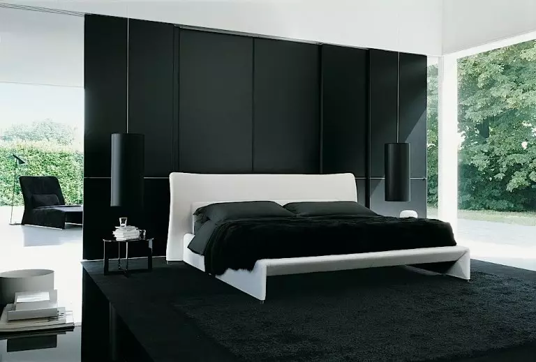 Black bedroom (80 foto): Set dan wallpaper dalam warna hitam, tirai dalam desain interior, kombinasi dengan warna merah dan emas, langit-langit peregangan hitam dan dinding 9864_50