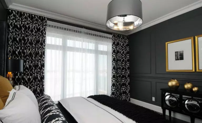 Black bedroom (80 foto): Set dan wallpaper dalam warna hitam, tirai dalam desain interior, kombinasi dengan warna merah dan emas, langit-langit peregangan hitam dan dinding 9864_54