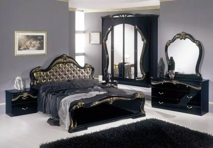 Swart slaapkamer (80 foto's): Stel en wallpapers in swart kleure, gordyne in interieurontwerp, kombinasie met rooi en goue kleure, swart rek plafon en muur 9864_57