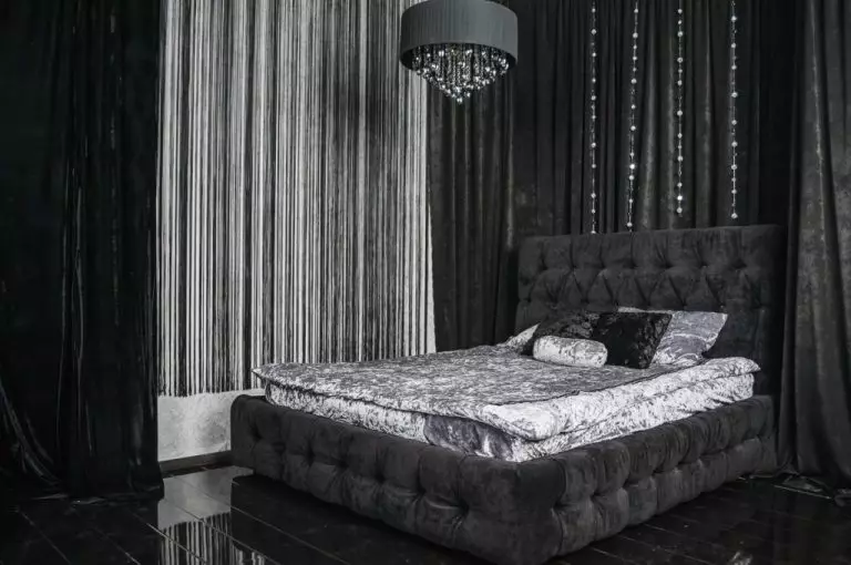 Black bedroom (80 foto): Set dan wallpaper dalam warna hitam, tirai dalam desain interior, kombinasi dengan warna merah dan emas, langit-langit peregangan hitam dan dinding 9864_59