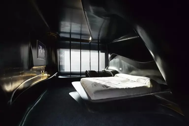 Црна спаваћа соба (80 фотографија): сет и позадина у црним бојама, завесама у дизајну ентеријера, комбинација са црвеним и златним бојама, црним растезаним плафоном и зидом 9864_6