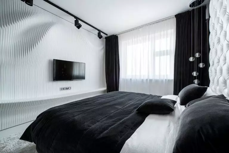 Dormitori negre (80 fotos): conjunt i fons de pantalla en colors negres, cortines en disseny d'interiors, combinació amb colors vermell i or, sostre estirat negre i paret 9864_67