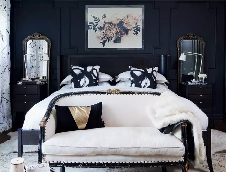 Črna spalnica (80 fotografij): Set in ozadja v črnih barvah, zavese v notranjosti, kombinacija z rdečimi in zlata barvami, črni raztegljivi strop in stena 9864_68