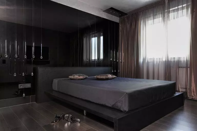 Phòng ngủ màu đen (80 ảnh): Set và Wallpapers với màu đen, rèm cửa trong thiết kế nội thất, kết hợp với màu đỏ và vàng, trần căng màu đen và tường 9864_7