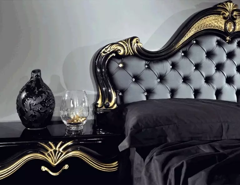 Црна спаваћа соба (80 фотографија): сет и позадина у црним бојама, завесама у дизајну ентеријера, комбинација са црвеним и златним бојама, црним растезаним плафоном и зидом 9864_71