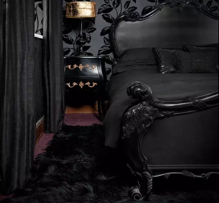 Black Bedroom (80 mafoto): Set uye Wallpapers mumavara matema, maketeni ari mumukati mesangano, musanganiswa une matsvuku uye goridhe mavara, mutema wedanda nemadziro 9864_74