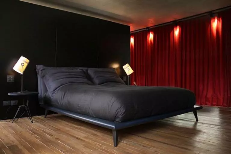 Černá ložnice (80 fotografií): Sada a tapety v černých barvách, záclony v interiéru, kombinace s červenými a zlatými barvami, černý strop strop a zeď 9864_76
