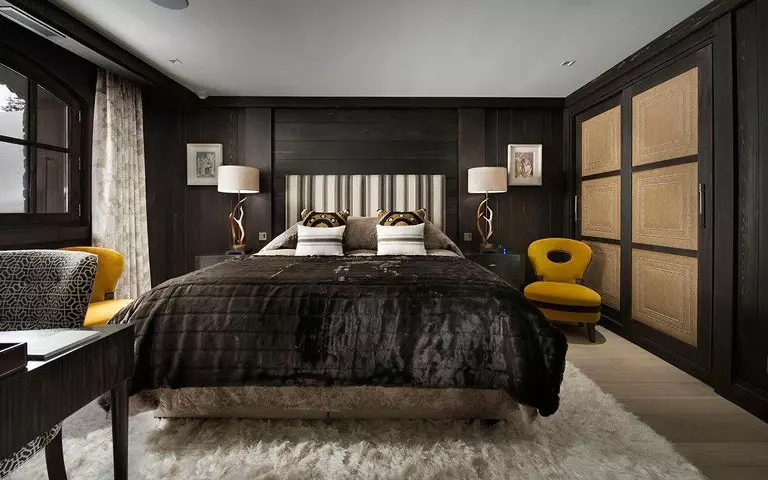 Črna spalnica (80 fotografij): Set in ozadja v črnih barvah, zavese v notranjosti, kombinacija z rdečimi in zlata barvami, črni raztegljivi strop in stena 9864_79