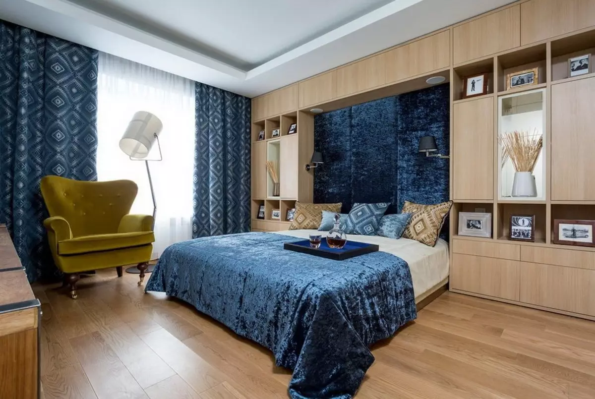 बेडरूम डिजाइन 14 वर्ग मीटर। एम (87 फोटो): एक आयताकार कमरे के आंतरिक और लेआउट, एक आधुनिक शैली में एक बेडरूम रहने वाले कमरे का एक डिजाइन, फर्नीचर व्यवस्था और अंतरिक्ष की ज़ोनिंग 9875_36