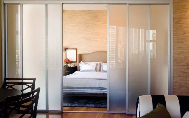 Dizajn spavaće sobe 14 četvornih metara. M (87 fotografija): unutrašnjost i raspored pravokutne sobe, dizajn spavaće sobe u modernom stilu, rasporedu namještaja i zoniranje prostora 9875_80