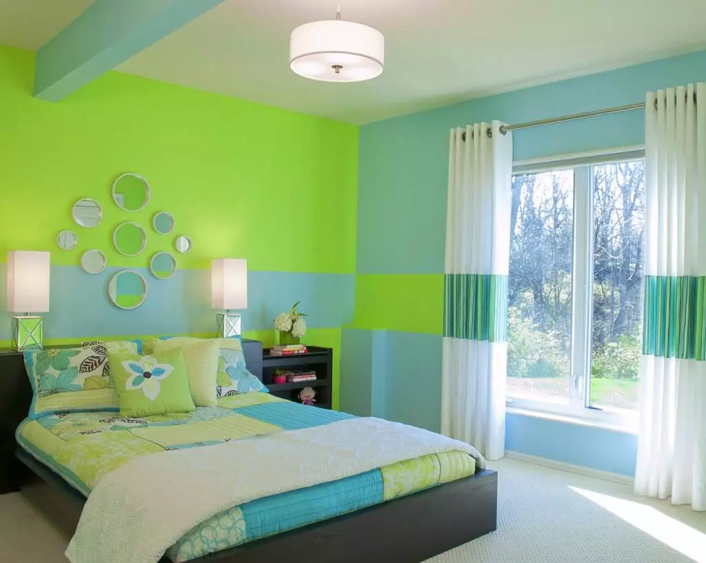 綠色色調的臥室（79張照片）：室內設計的黑暗壁紙。什麼窗簾和床罩適合沙拉室？翡翠牆如何與白色和米色陰影結合？ 9876_10
