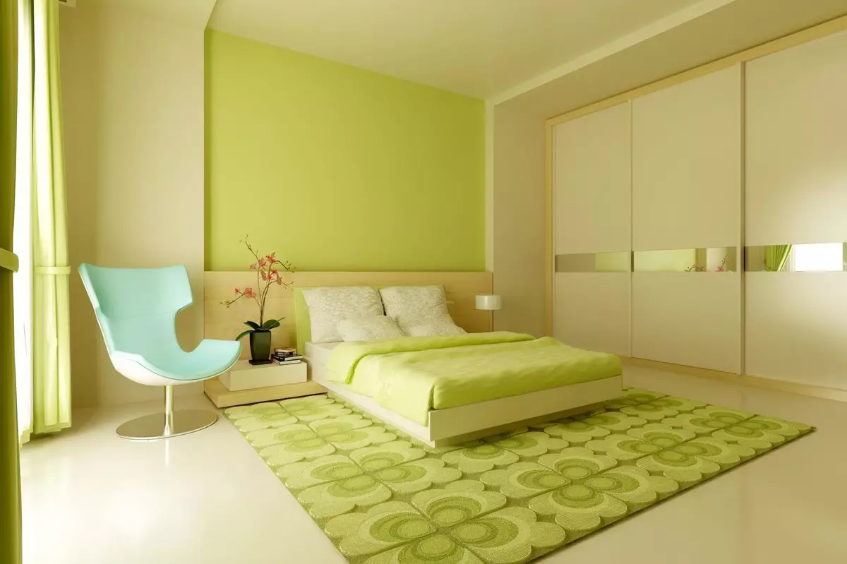 Soveværelse i grønne toner (79 billeder): Mørk tapet i indretning. Hvilke gardiner og sengetæpper er egnede til et salatrum? Hvordan er smaragdvægge kombineret med hvide og beige nuancer? 9876_11