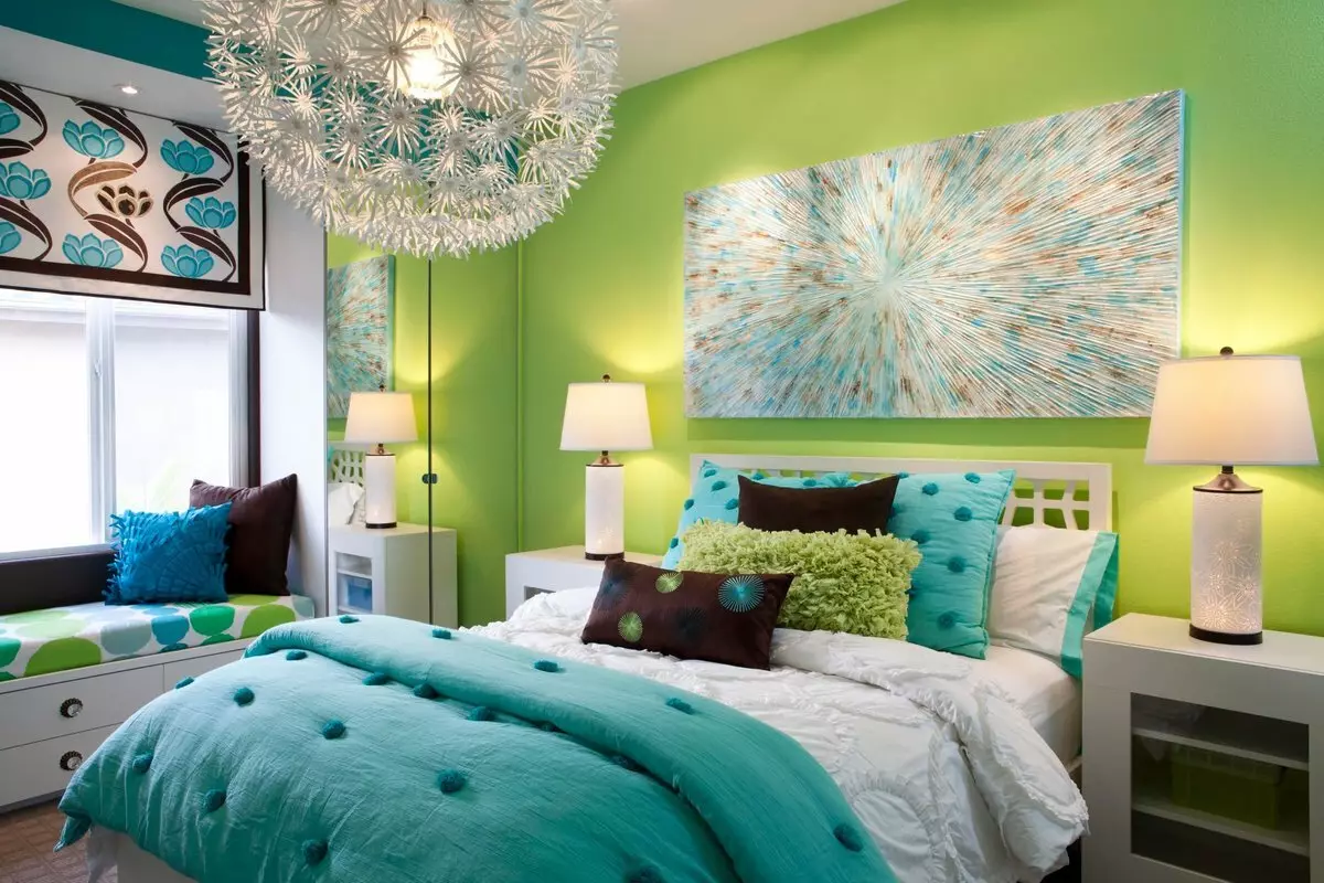 綠色色調的臥室（79張照片）：室內設計的黑暗壁紙。什麼窗簾和床罩適合沙拉室？翡翠牆如何與白色和米色陰影結合？ 9876_14