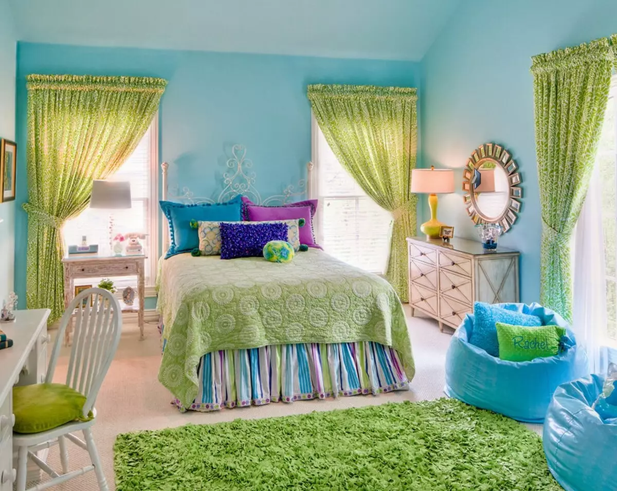 Schlafzimmer in grünen Tönen (79 Fotos): Dunkle Tapete im Innendesign. Welche Vorhänge und Bettdecken eignen sich für einen Salatraum? Wie sind Smaragdwände mit weißen und beige Farbtönen kombiniert? 9876_15
