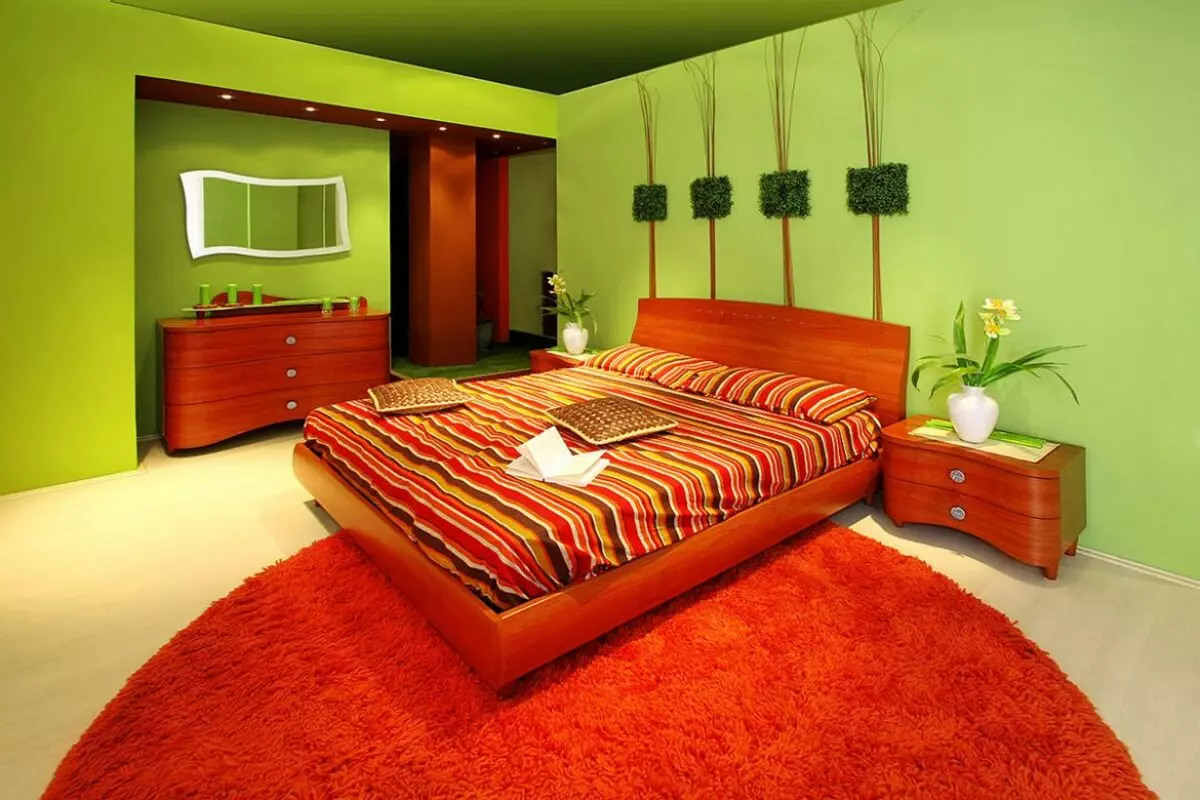 Soverom i grønne toner (79 bilder): mørkt tapet i interiørdesign. Hvilke gardiner og sengetepper passer for et salatrom? Hvordan er smaragdvegger kombinert med hvite og beige nyanser? 9876_16