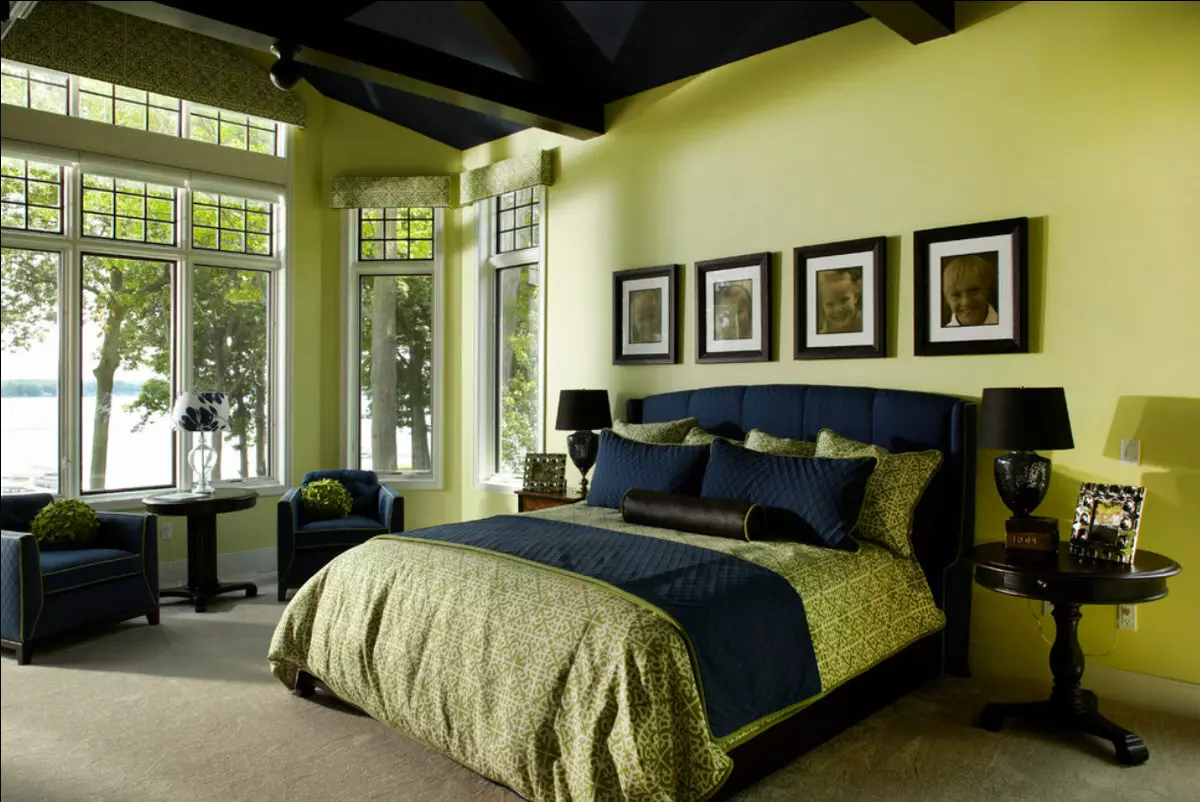 녹색 톤 (79 사진)의 침실 : 인테리어 디자인의 어두운 벽지. 어떤 커튼과 침대가 샐러드 룸에 적합합니까? 에메랄드 벽은 흰색과 베이지 색조와 어떻게 결합되어 있습니까? 9876_17