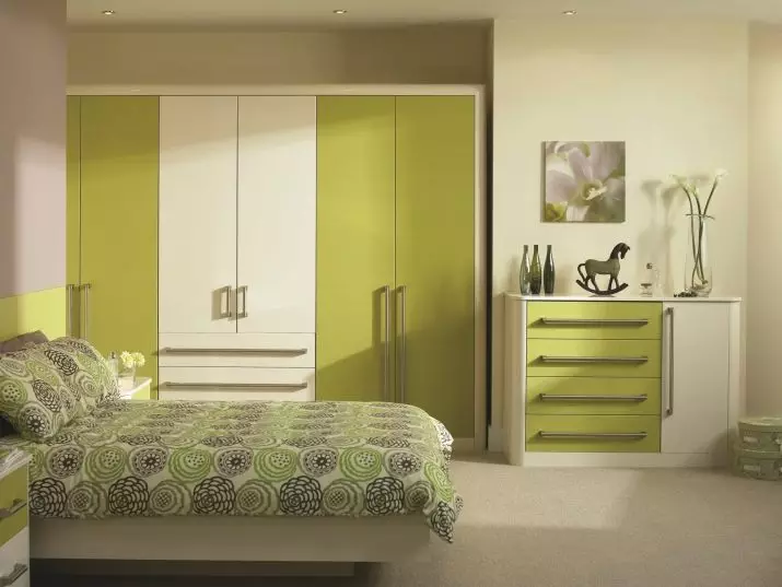 Спаваћа соба у зеленим тоновима (79 фотографија): Тамна позадина у дизајну ентеријера. Које завесе и прекривачи су погодни за собу са салатом? Како су смарагдни зидови у комбинацији са белим и беж нијансама? 9876_2