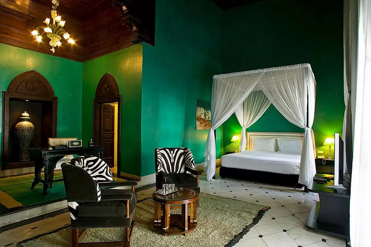 綠色色調的臥室（79張照片）：室內設計的黑暗壁紙。什麼窗簾和床罩適合沙拉室？翡翠牆如何與白色和米色陰影結合？ 9876_21