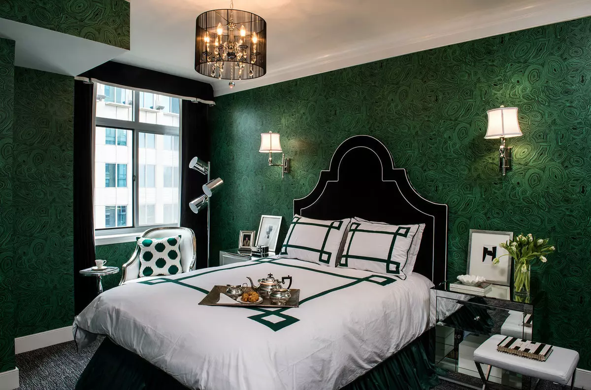 Schlafzimmer in grünen Tönen (79 Fotos): Dunkle Tapete im Innendesign. Welche Vorhänge und Bettdecken eignen sich für einen Salatraum? Wie sind Smaragdwände mit weißen und beige Farbtönen kombiniert? 9876_22