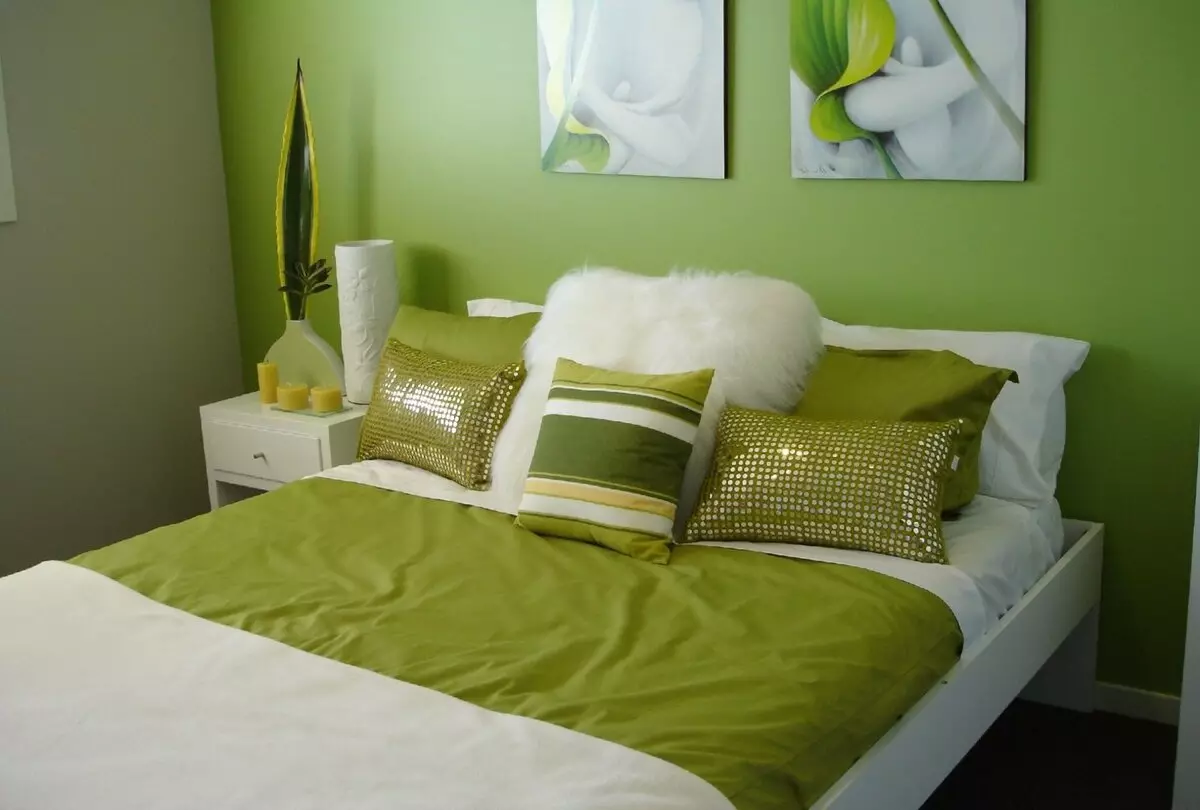 Guļamistaba zaļajos toņos (79 fotogrāfijas): tumšs tapetes interjera dizainā. Kādi aizkari un gultas pārklāji ir piemēroti salātu telpai? Kā smaragdas sienas apvienojumā ar baltiem un bēša toņiem? 9876_24