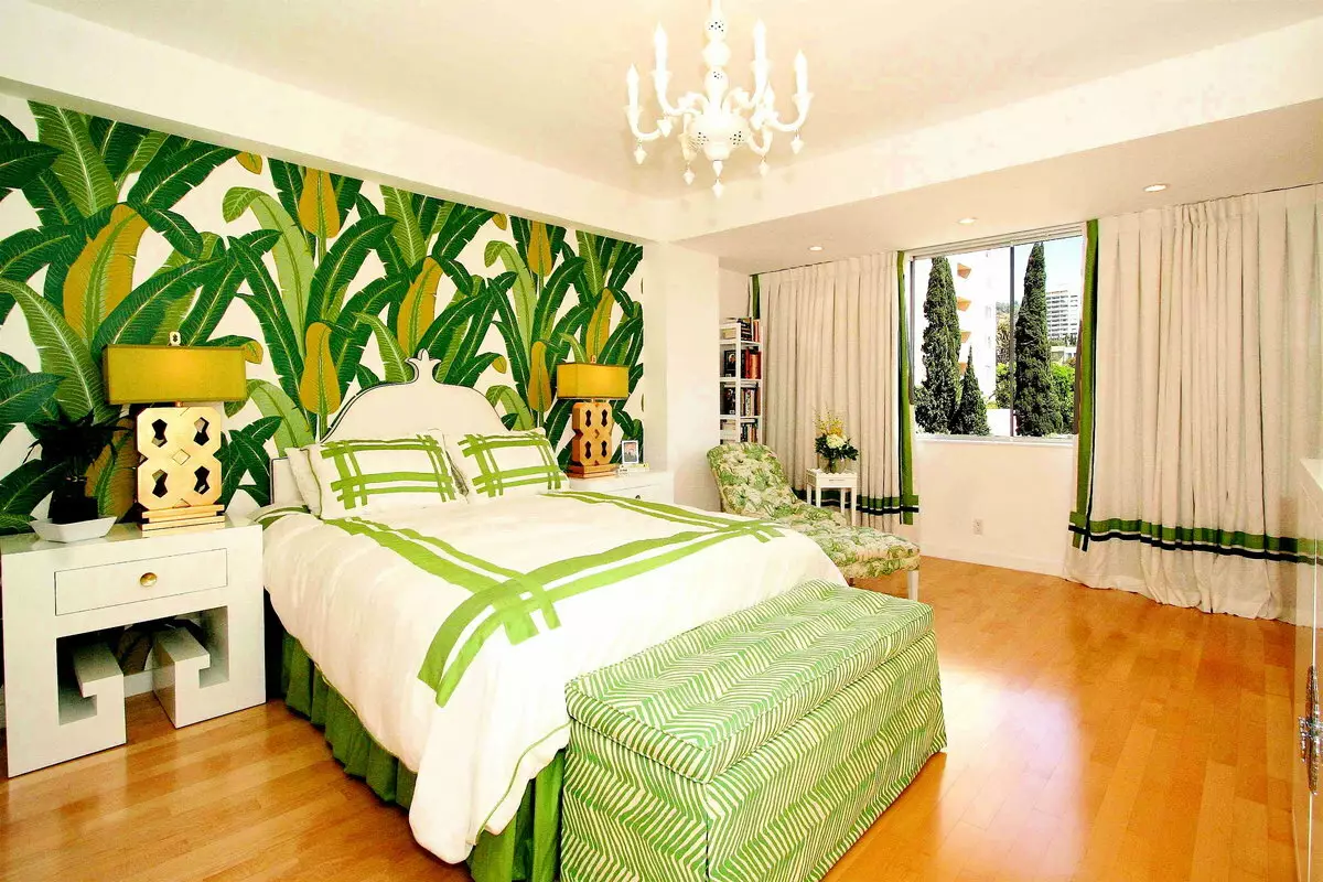 Спалнята в нюанси на зелено (79 снимки): тапети тъмни цветове в интериорния дизайн. Какви са пердета и покривки за легло са подходящи за светло зелено стая? Подобно на стената изумрудено комбинира с бяло и нюанси на бежовото? 9876_3