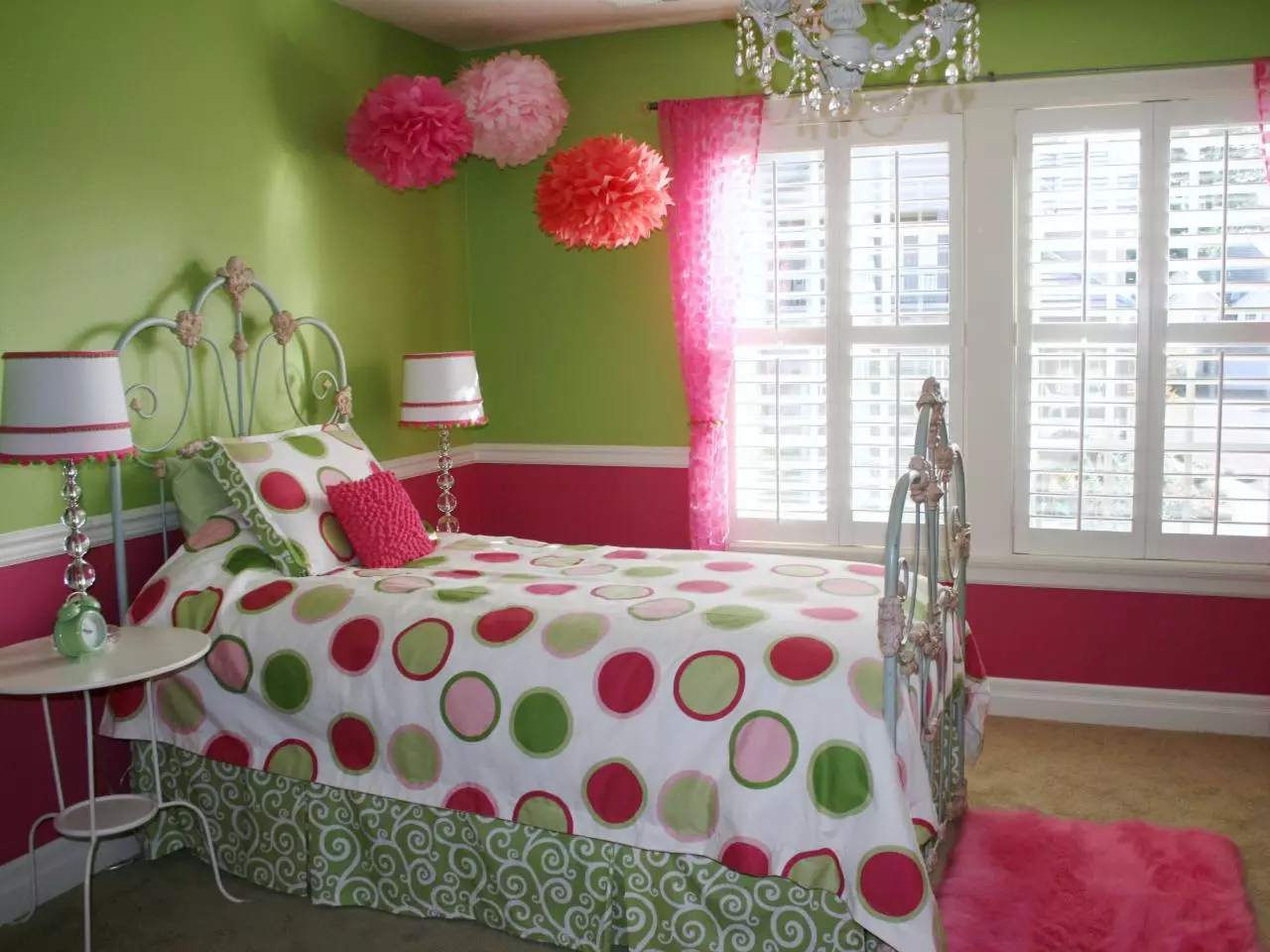 綠色色調的臥室（79張照片）：室內設計的黑暗壁紙。什麼窗簾和床罩適合沙拉室？翡翠牆如何與白色和米色陰影結合？ 9876_31
