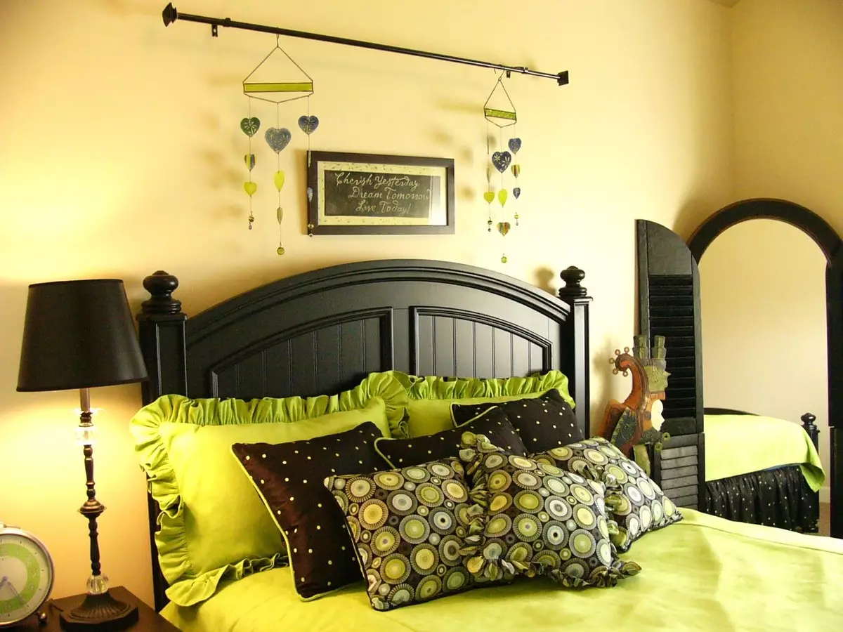 Спаваћа соба у зеленим тоновима (79 фотографија): Тамна позадина у дизајну ентеријера. Које завесе и прекривачи су погодни за собу са салатом? Како су смарагдни зидови у комбинацији са белим и беж нијансама? 9876_33