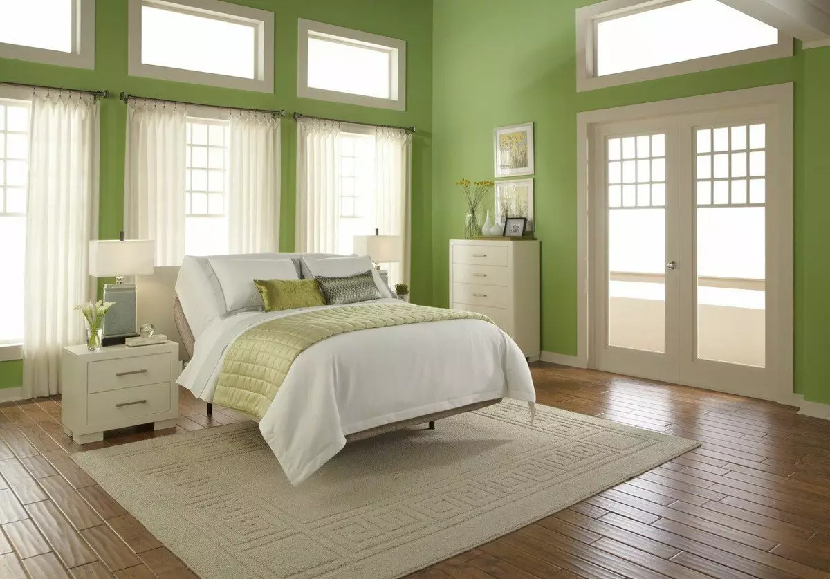 חדר שינה בצלילים ירוקים (79 תמונות): טפט כהה בעיצוב פנים. איזה וילונות ומיטה מתאימים לחדר סלט? איך הם קירות אמרלד בשילוב עם גוונים לבנים ובז '? 9876_34