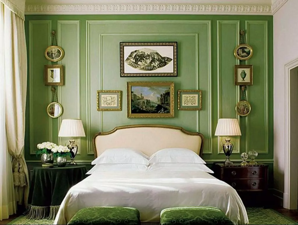 Schlafzimmer in grünen Tönen (79 Fotos): Dunkle Tapete im Innendesign. Welche Vorhänge und Bettdecken eignen sich für einen Salatraum? Wie sind Smaragdwände mit weißen und beige Farbtönen kombiniert? 9876_37