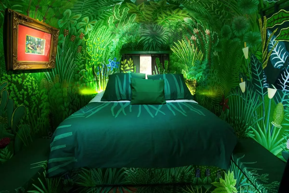 Soveværelse i grønne toner (79 billeder): Mørk tapet i indretning. Hvilke gardiner og sengetæpper er egnede til et salatrum? Hvordan er smaragdvægge kombineret med hvide og beige nuancer? 9876_47