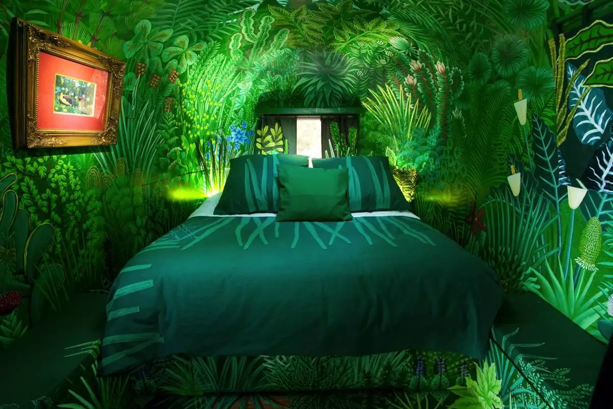 Chambre dans des tons verts (79 photos): papier peint noir dans la conception d'intérieur. Quels rideaux et quelles couvre-lit conviennent à une salle de salade? Comment les murs émerautés sont-ils combinés avec des nuances blanches et beiges? 9876_47