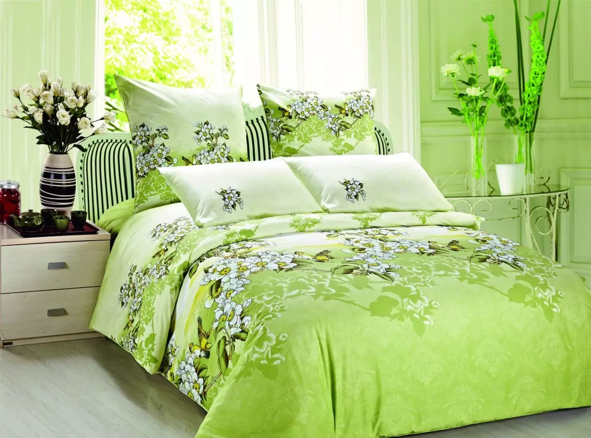 Спалнята в нюанси на зелено (79 снимки): тапети тъмни цветове в интериорния дизайн. Какви са пердета и покривки за легло са подходящи за светло зелено стая? Подобно на стената изумрудено комбинира с бяло и нюанси на бежовото? 9876_50