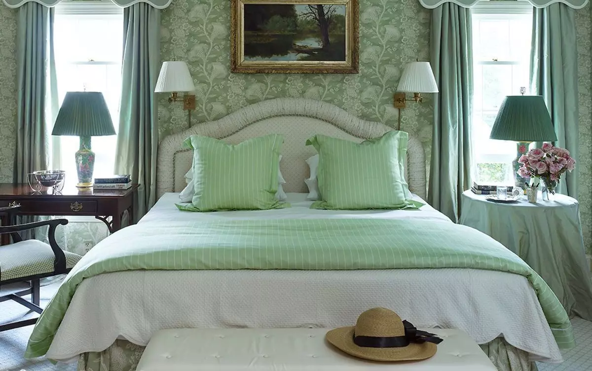 Soveværelse i grønne toner (79 billeder): Mørk tapet i indretning. Hvilke gardiner og sengetæpper er egnede til et salatrum? Hvordan er smaragdvægge kombineret med hvide og beige nuancer? 9876_54