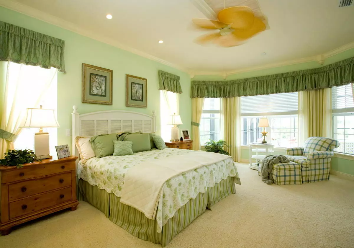 Спаваћа соба у зеленим тоновима (79 фотографија): Тамна позадина у дизајну ентеријера. Које завесе и прекривачи су погодни за собу са салатом? Како су смарагдни зидови у комбинацији са белим и беж нијансама? 9876_55