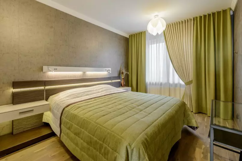 綠色色調的臥室（79張照片）：室內設計的黑暗壁紙。什麼窗簾和床罩適合沙拉室？翡翠牆如何與白色和米色陰影結合？ 9876_56