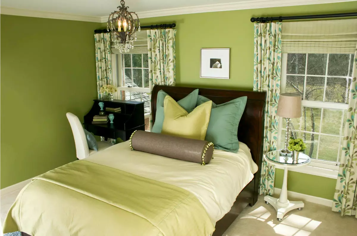Soverom i grønne toner (79 bilder): mørkt tapet i interiørdesign. Hvilke gardiner og sengetepper passer for et salatrom? Hvordan er smaragdvegger kombinert med hvite og beige nyanser? 9876_6