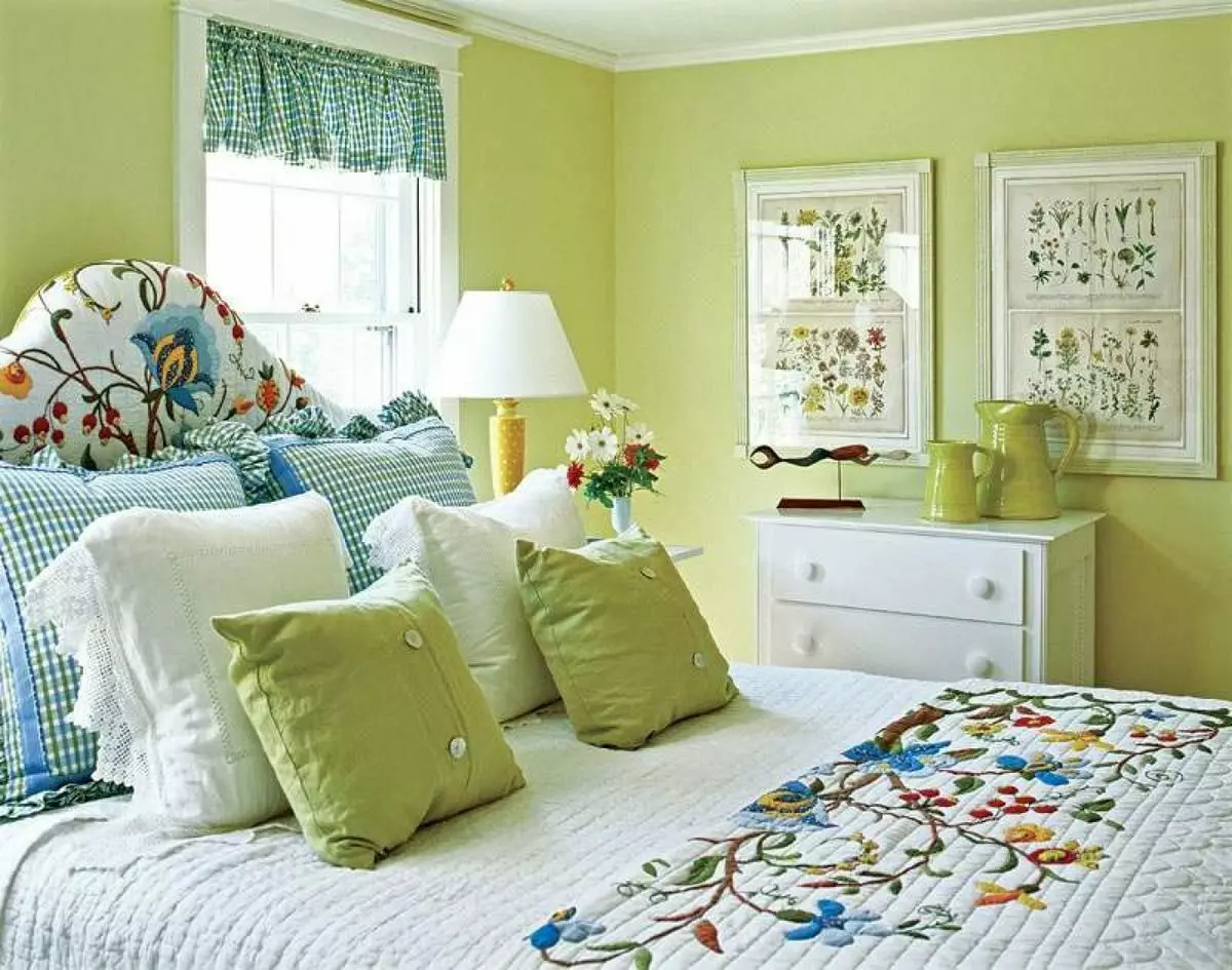 Спалнята в нюанси на зелено (79 снимки): тапети тъмни цветове в интериорния дизайн. Какви са пердета и покривки за легло са подходящи за светло зелено стая? Подобно на стената изумрудено комбинира с бяло и нюанси на бежовото? 9876_61