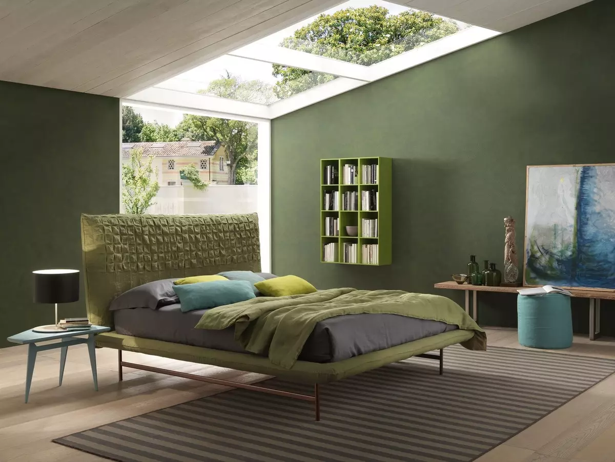 녹색 톤 (79 사진)의 침실 : 인테리어 디자인의 어두운 벽지. 어떤 커튼과 침대가 샐러드 룸에 적합합니까? 에메랄드 벽은 흰색과 베이지 색조와 어떻게 결합되어 있습니까? 9876_63