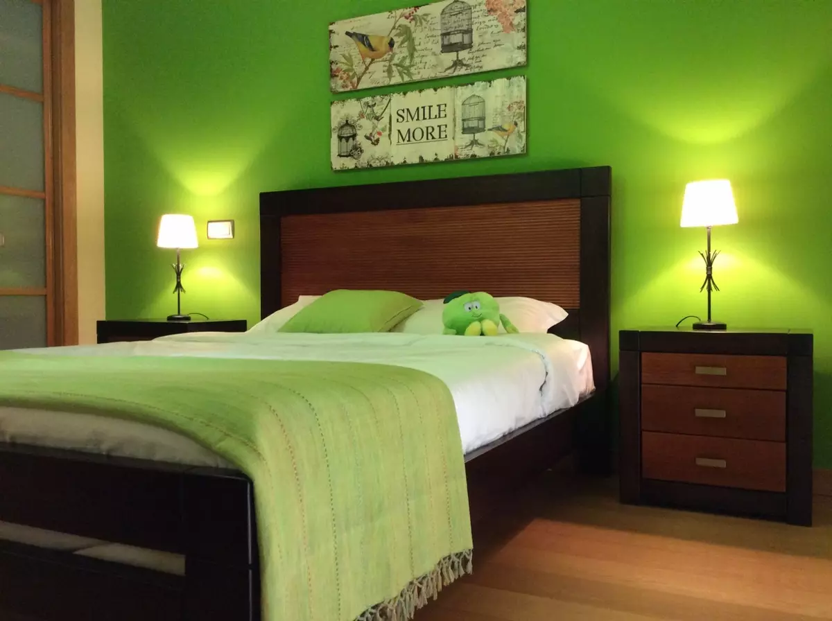 Soverom i grønne toner (79 bilder): mørkt tapet i interiørdesign. Hvilke gardiner og sengetepper passer for et salatrom? Hvordan er smaragdvegger kombinert med hvite og beige nyanser? 9876_65