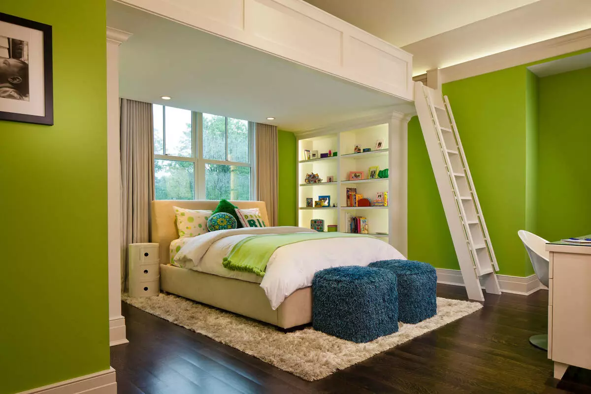 Спалнята в нюанси на зелено (79 снимки): тапети тъмни цветове в интериорния дизайн. Какви са пердета и покривки за легло са подходящи за светло зелено стая? Подобно на стената изумрудено комбинира с бяло и нюанси на бежовото? 9876_67