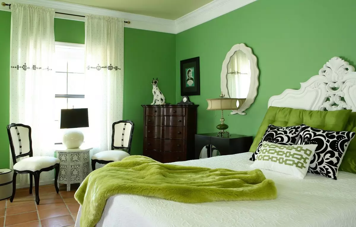 Guļamistaba zaļajos toņos (79 fotogrāfijas): tumšs tapetes interjera dizainā. Kādi aizkari un gultas pārklāji ir piemēroti salātu telpai? Kā smaragdas sienas apvienojumā ar baltiem un bēša toņiem? 9876_68