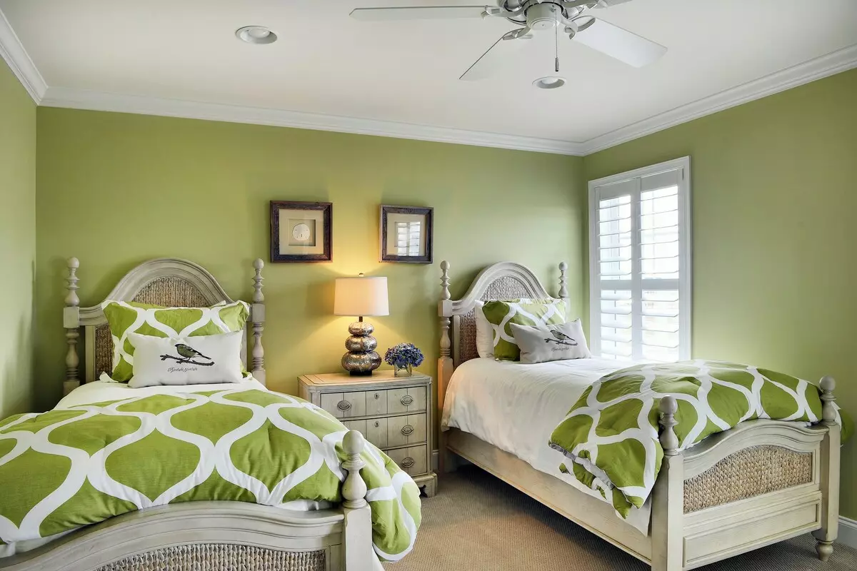 Спалнята в нюанси на зелено (79 снимки): тапети тъмни цветове в интериорния дизайн. Какви са пердета и покривки за легло са подходящи за светло зелено стая? Подобно на стената изумрудено комбинира с бяло и нюанси на бежовото? 9876_69